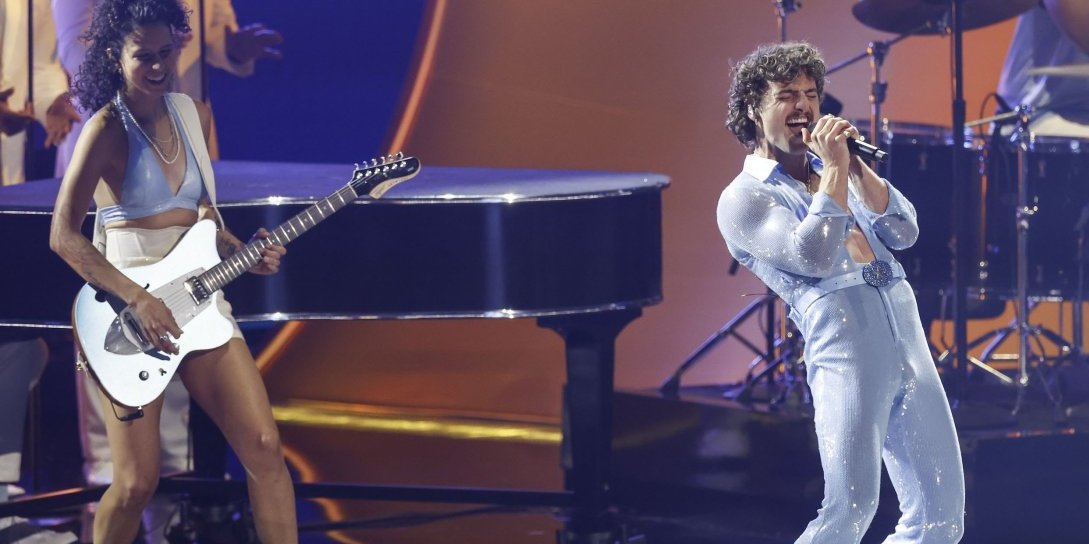 (VIDEO) Izašao na scenu pa se uhvatio za međunožje! Poznati pevač šokirao svojim potezom