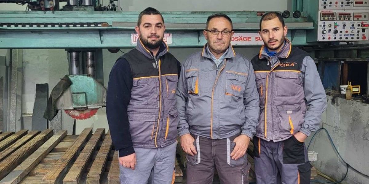 Dragan Živković (u sredini) sa sinovima Miljanom (levo) i Stefanom