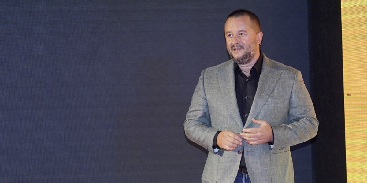 KME, KME... Nepoželjni komedijaš Ivanović optužuje vlast za to što su ga studenti šutnuli!