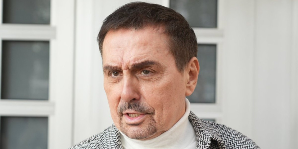 Kebi ruka u zavoju: Prvo ga ujeo pas, a onda polupao glavu