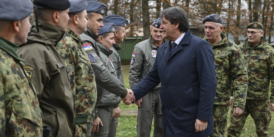 Spremni su za izvršenje svih zadataka koji se pred njih postave! Ministar Gašić obišao pripadnike 98. vazduhoplovne brigade (FOTO/VIDEO)