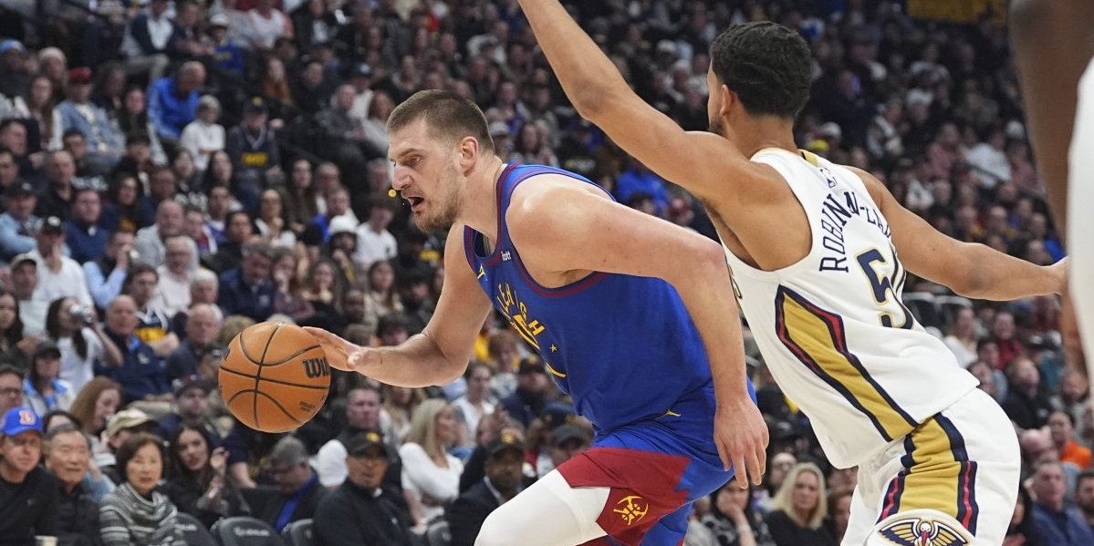 Smeje im se ceo svet! Na Jokića krenula petorica, on provozao ceo tim Pelikansa (VIDEO)