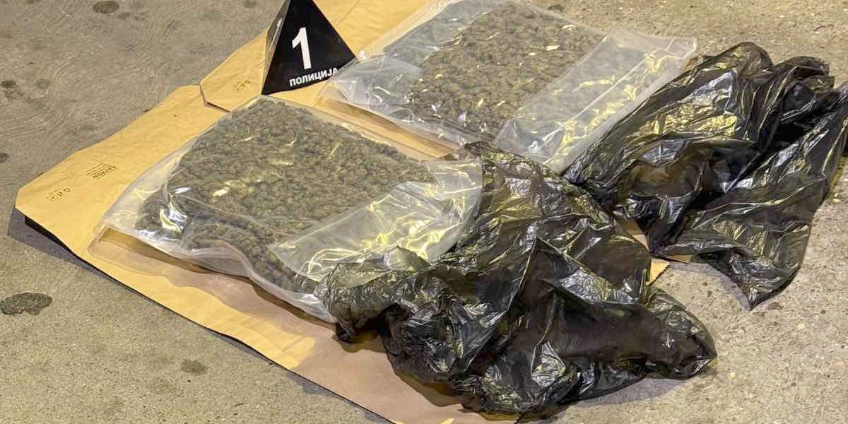 Zaplenjene dve pune kese droge: Policija u Inđiji zaustavila "fijat"