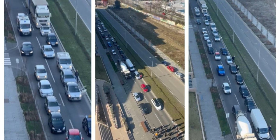 (VIDEO) TEROR NAD BEOGRAĐANIMA! Šačica demonstranata blokirala saobraćaj u Dunavskoj, "zarobljeno" i vozilo Hitne pomoći!