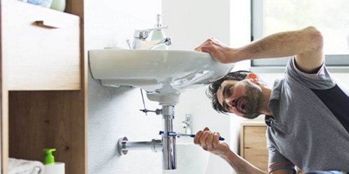 Došao da popravi mašinu, pa se zarakijao! Majstor pripit priznao čime se zapravo bavi: Mušterija ostala u šoku!