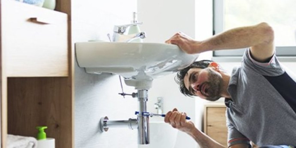 Došao da popravi mašinu, pa se zarakijao! Majstor pripit priznao čime se zapravo bavi: Mušterija ostala u šoku!