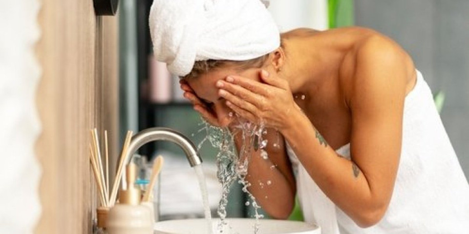 Zbog ovoga vam koža izgleda umorno: 1 jutarnja navika uništava vašu kožu, a da toga niste svesni