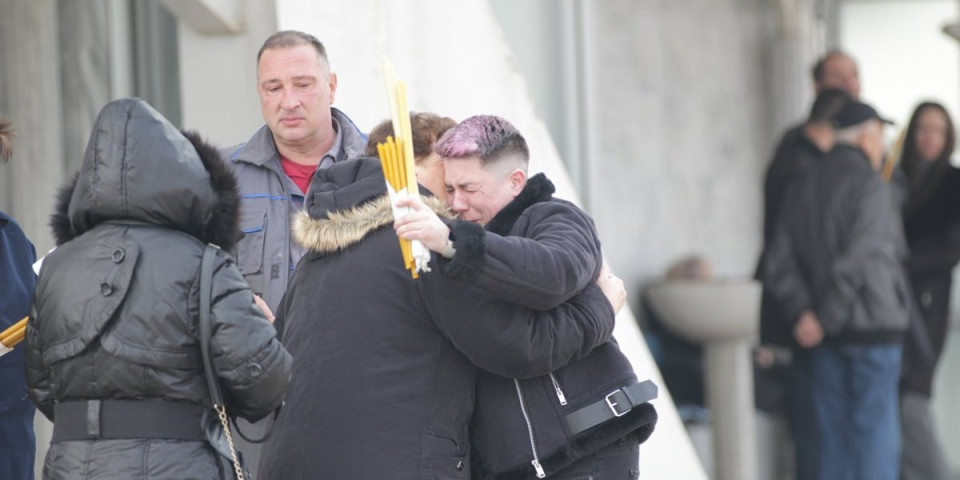 Matora na ivici nervnog sloma na sahrani majke! Jecaji se prolamaju grobljem, njen otac u invalidskim kolicima (FOTO/VIDEO)