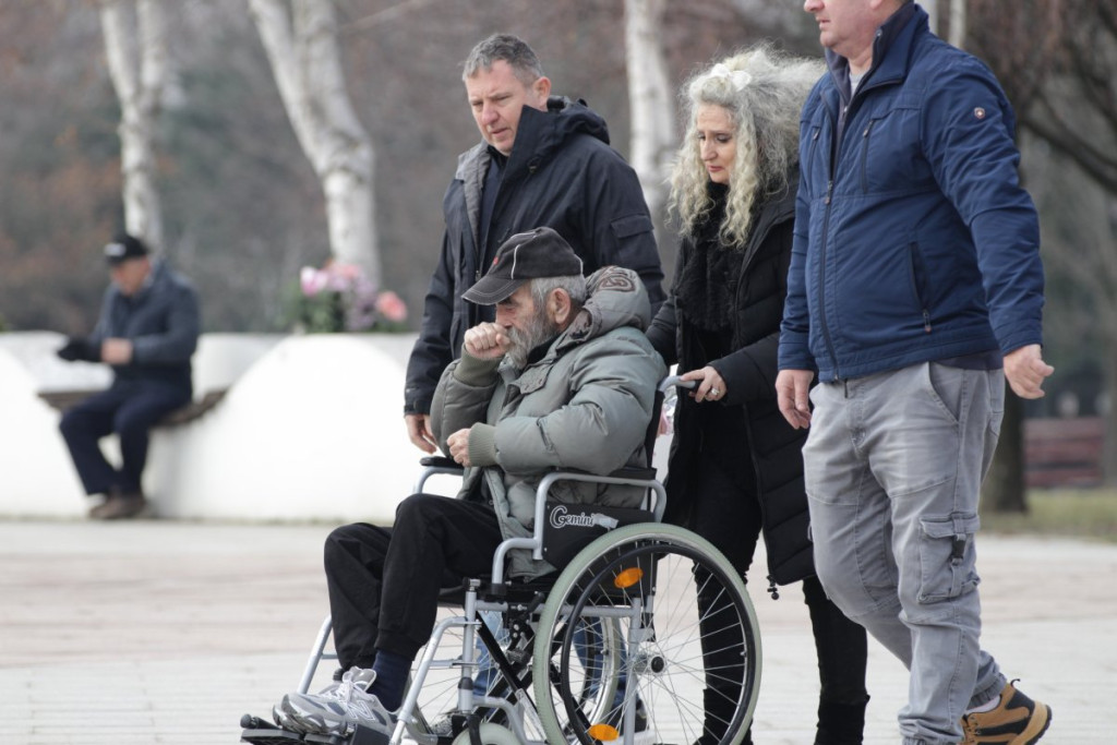 Matora na ivici nervnog sloma na sahrani majke! Jecaji se prolamaju grobljem, njen otac u invalidskim kolicima (FOTO/VIDEO)