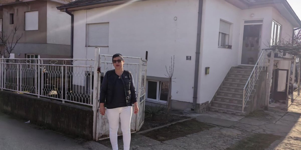 Stojadinka Stanojević, majka prebijenog dečaka ispred kuće