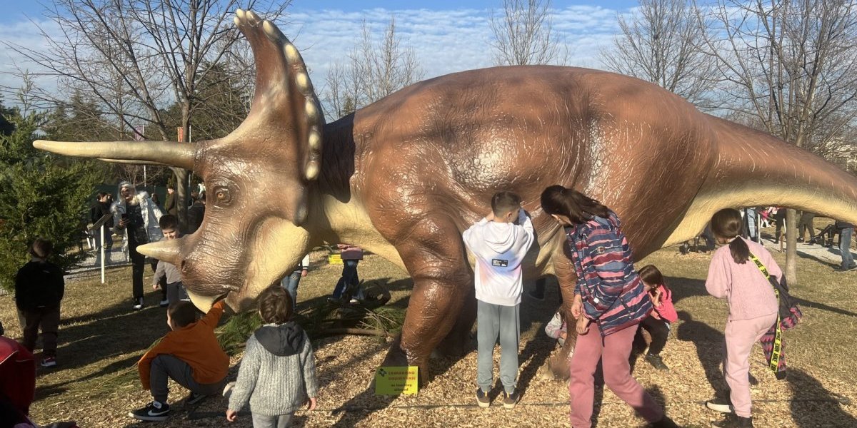 Srpski dinosaurusi osvojili Podgoricu! Na stotine dece i roditelja posetile ovu atrakciju, iako se ulaz naplaćuje (FOTO)