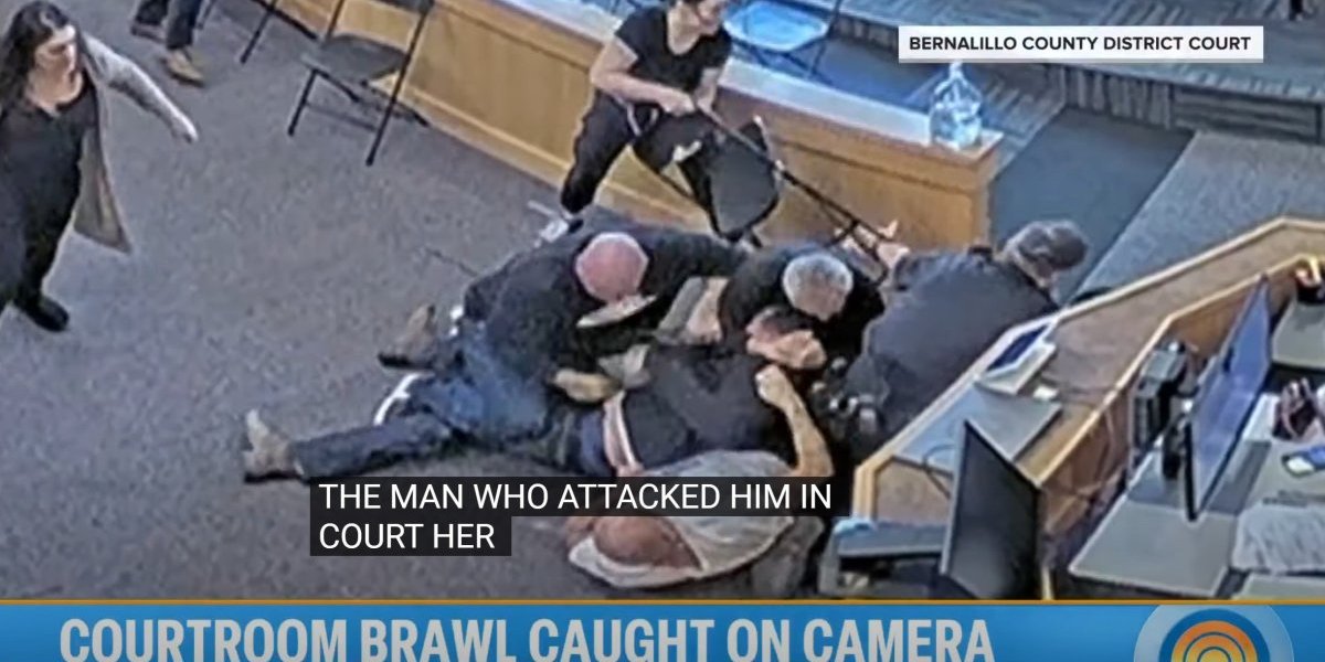 (FOTO/VIDEO) Haos na suđenju! Rođaci ubijene devojke napali ubicu, cela sudnica se zatresla!