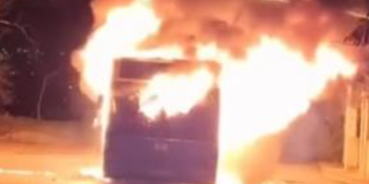 Dramatične scene u Sremskoj Mitrovici! Plamen ''guta'' autobus! (VIDEO)