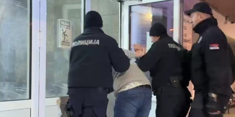 Snimak hapšenja piromana u Novom Pazaru: Umalo ubio dve osobe (FOTO/VIDEO)