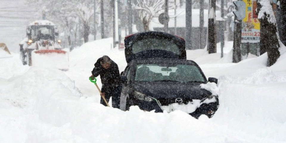 Japanci zatprani snegom do krova, veje bez prestanka! Šokantni snimci obišli svet! (FOTO/VIDEO)