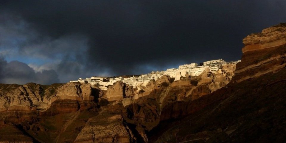 Drama na Santoriniju ne prestaje! Ostrvo se treslo celu noć, od jutros sve je gore i gore! (FOTO)