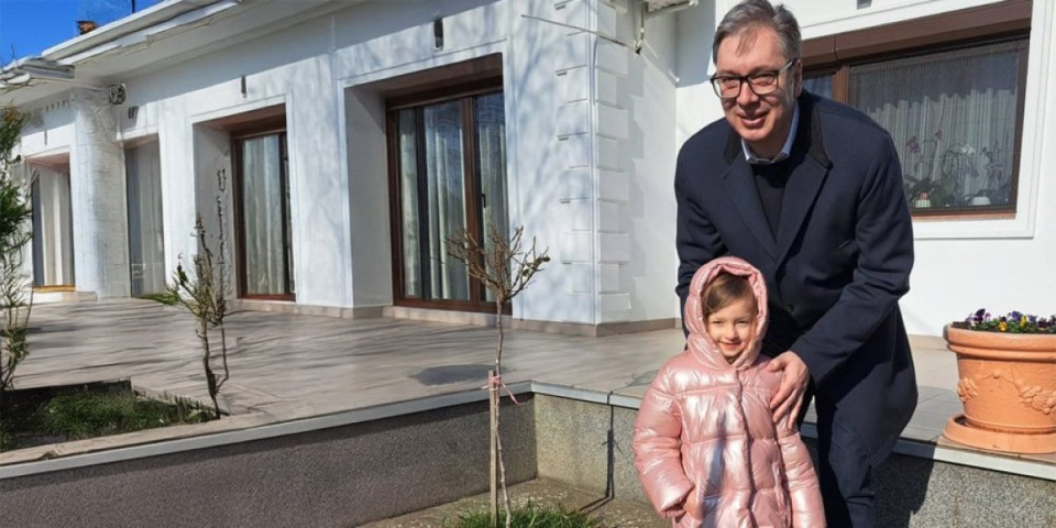 "Moja najlepša slika danas!" Vučić: Ovom predivnom anđelu, Maši, ni košava ništa ne može! (FOTO)