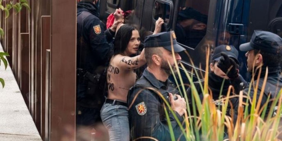 (FOTO) Gola feminiskinja prekinula skup Patriota za Evropu!  Haos pred kamerama u Madridu!