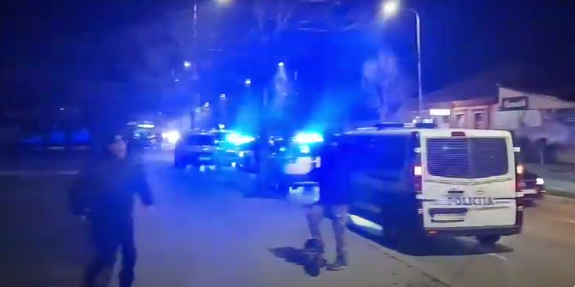 Haos u centru grada! Žestoka tuča "grobara" i "delija"! (VIDEO)