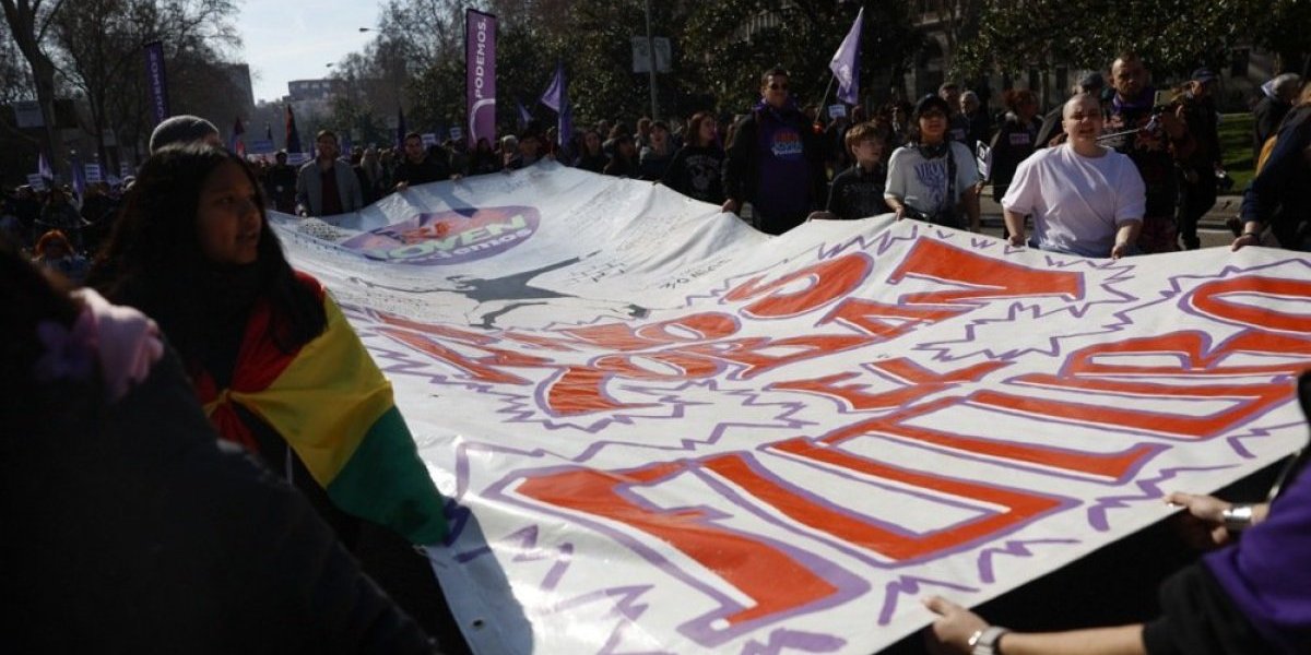Demonstranti sa transparentom  "Radimo da bi živeli, ne živimo da bi radili!"