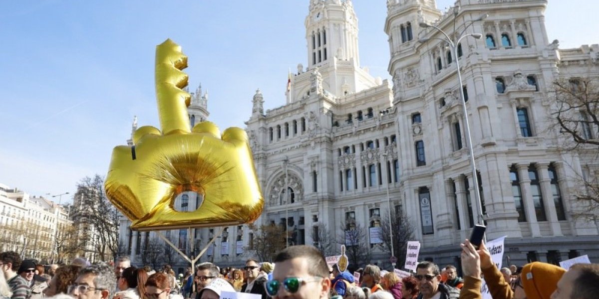 Velika grupa ljudi u centru Madrida 