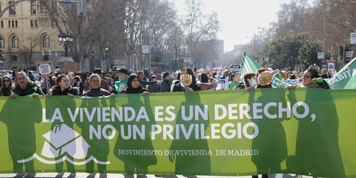 Demonstranti sa transparentom "Stanovanje je pravo, a ne privilegija!