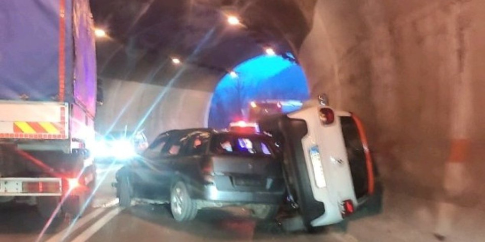 Stravičan snimak sudara u tunelu: Automobil prevrnut, delovi na sve strane (FOTO/VIDEO)