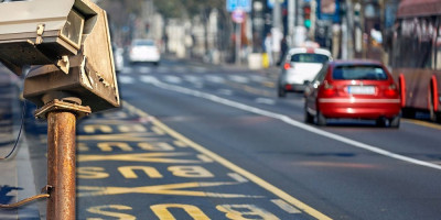Građani Srbije ponovo su se našli na meti internet prevaranata, a ovog puta im masovno stižu poruke o lažnim neplaćenim kaznama.