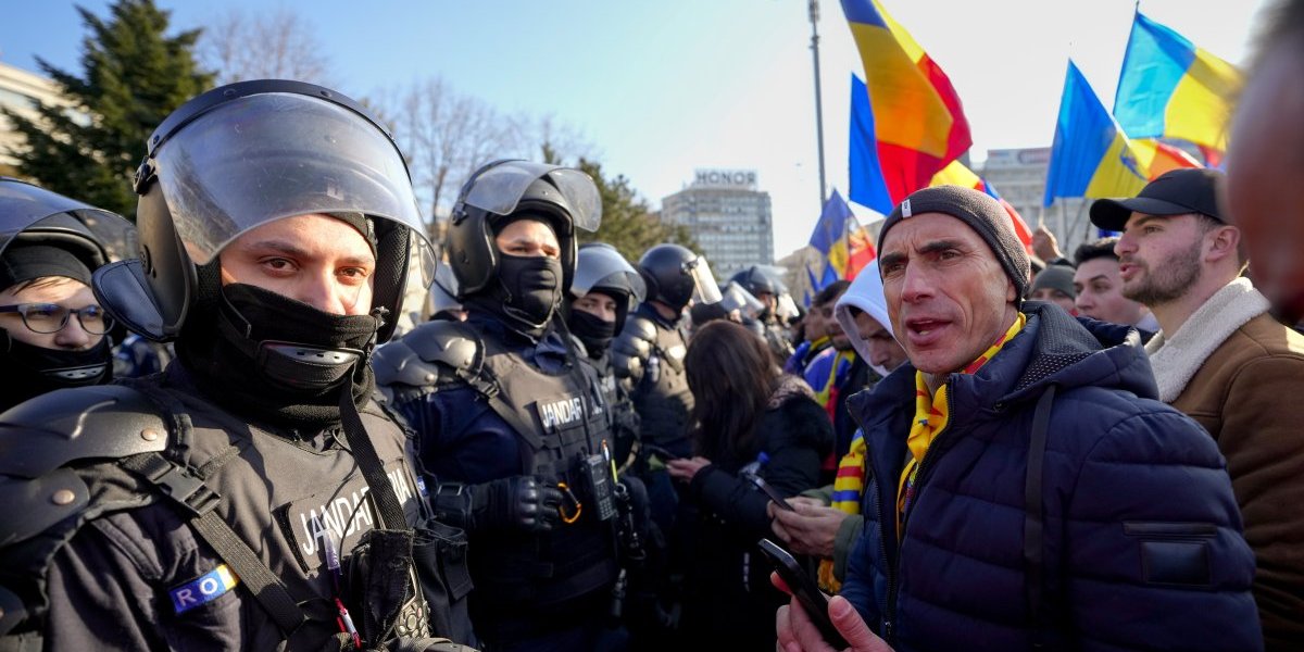 Haos na ulicama Bukurešta! Veliki protesti izbili u sukobe policije sa demonstrantima! (FOTO)