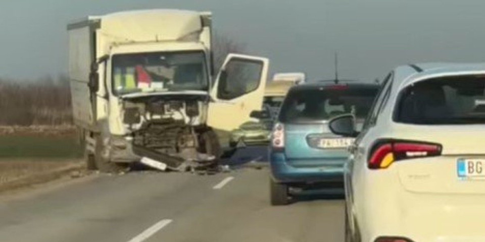 Vatrogasci izvukli deku iz olupine: Stravična nesreća kod Zrenjanina (FOTO/VIDEO)