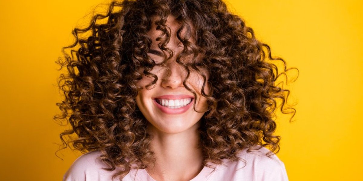 Kantri lokne za veći volumen! Proleće u znaku seksi uvojaka - napravite same hit frizuru sezone