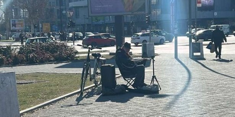 (VIDEO) On ne odustaje od osmeha! Svakog dana je na istom mestu u Novom Sadu