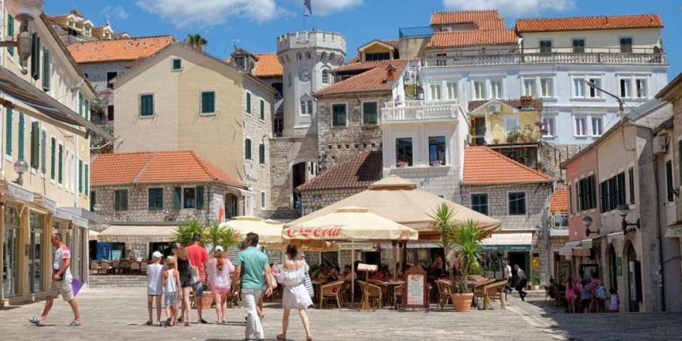 Horor na crnogorskom primorju! Prevaranti upali među srpske turiste, više od 20 ljudi nasamareno u jednom danu