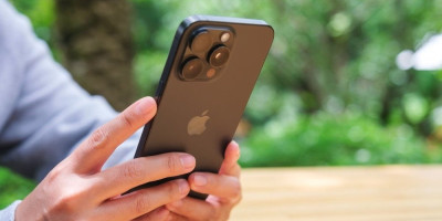 Pametni telefoni bi već sledeće godine mogli znatno poskupet, ali ne zbog inflacije ili agresivnog marketinga, već zbog drastičnog rasta cena memorijskih čipova, koje gura globalna potražnja za veštačkom inteligencijom.