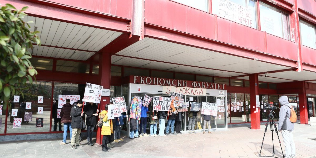 Dva studenta blokiraju Ekonomski fakultet! Profesor Savić poručio da je većina profesora glasalo za prekid blokade! (VIDEO)