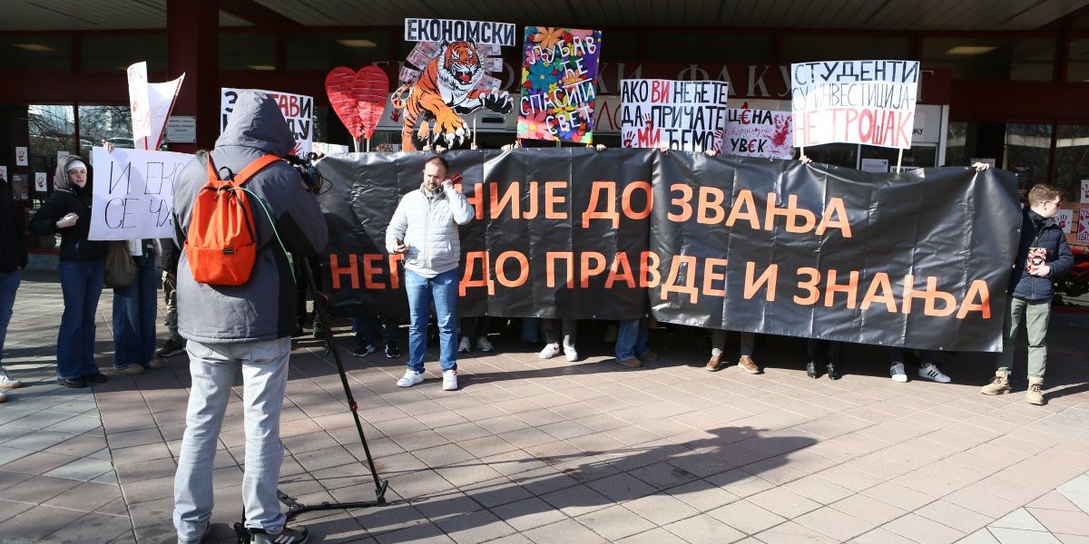 Desetine zloupotrebljene dece viče, zviždi... Ometanje novinara Informera ispred zgrade Ekonomskog fakulteta (FOTO)