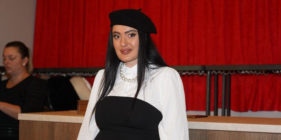 Slađina i Đoletova ćerka izbacila grudi: Dok se spekuliše o preljubi i njihovom razvodu, Silvija mami uzdahe