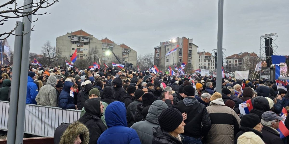 Kamenovan autobus nakon skupa u Sremskoj Mitrovici! Hitno se oglasio MUP: Traga se za počiniocem