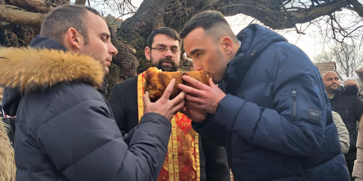 Kod stoletnog hrasta presekli slavski kolač! Rajačke pimnice u znaku vina, ljubavi i sreće