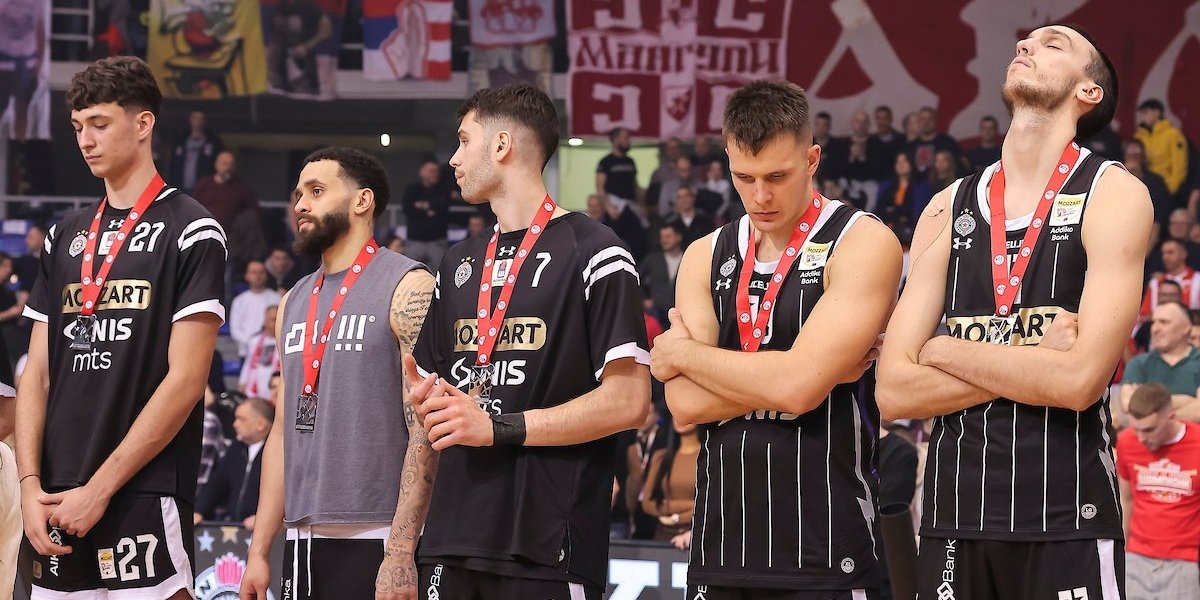 Srebro za crno-bele! Košarkaši Partizana razočarani nakon poraza primili medalju! (VIDEO)