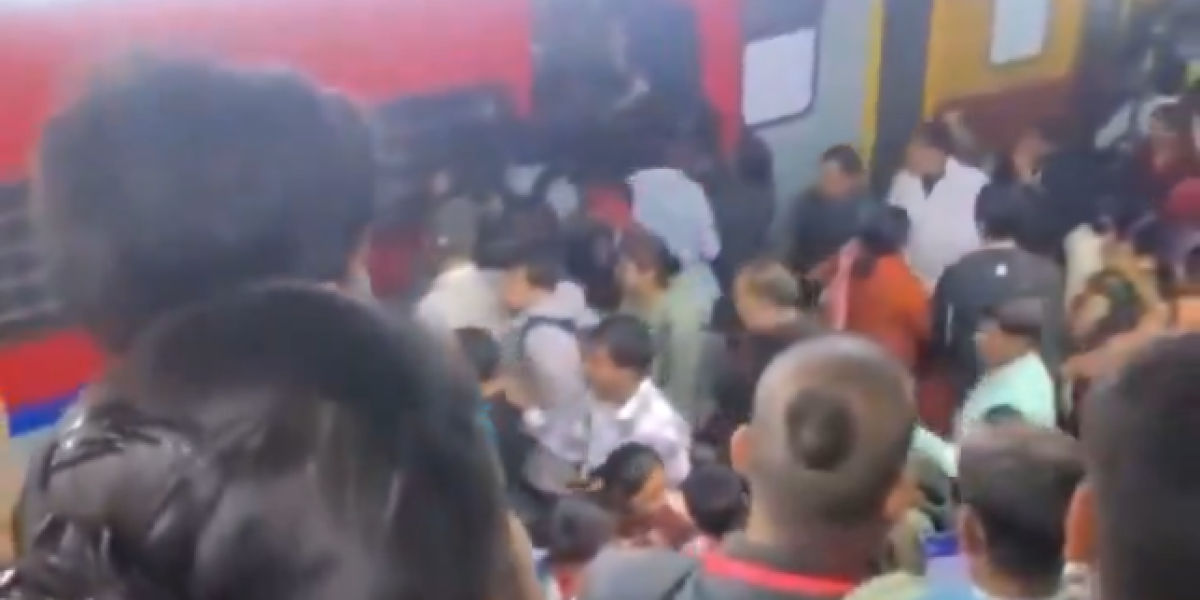 (VIDEO) Mrtvi na sve strane! Stravičan stampedo na železničkoj stanici u Indiji, među žrtvama i deca!