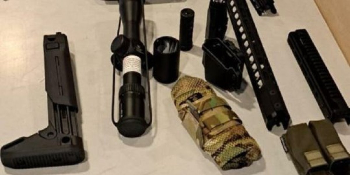 Oduzeti delovi oružja i tompusi vredni desetine hiljada evra: Srbin i Crnogorac zaustavljeni na aerodromu (FOTO)