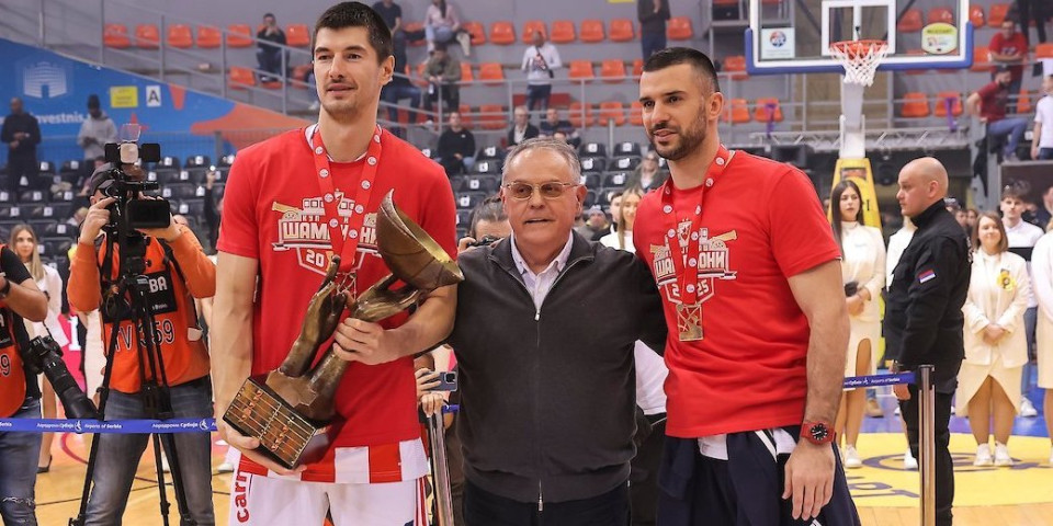 "Grobari" ogorčeni na Čovića! Predsednik KSS ljubio igrače Zvezde na Kupu! (FOTO)