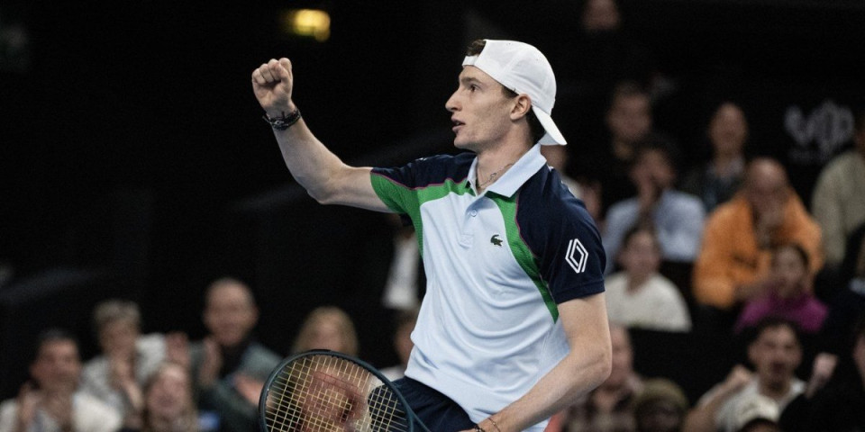 Gore mreže, namešten meč u tenisu? Francuz poveo, pogledao u telefon, pa usledio preokret