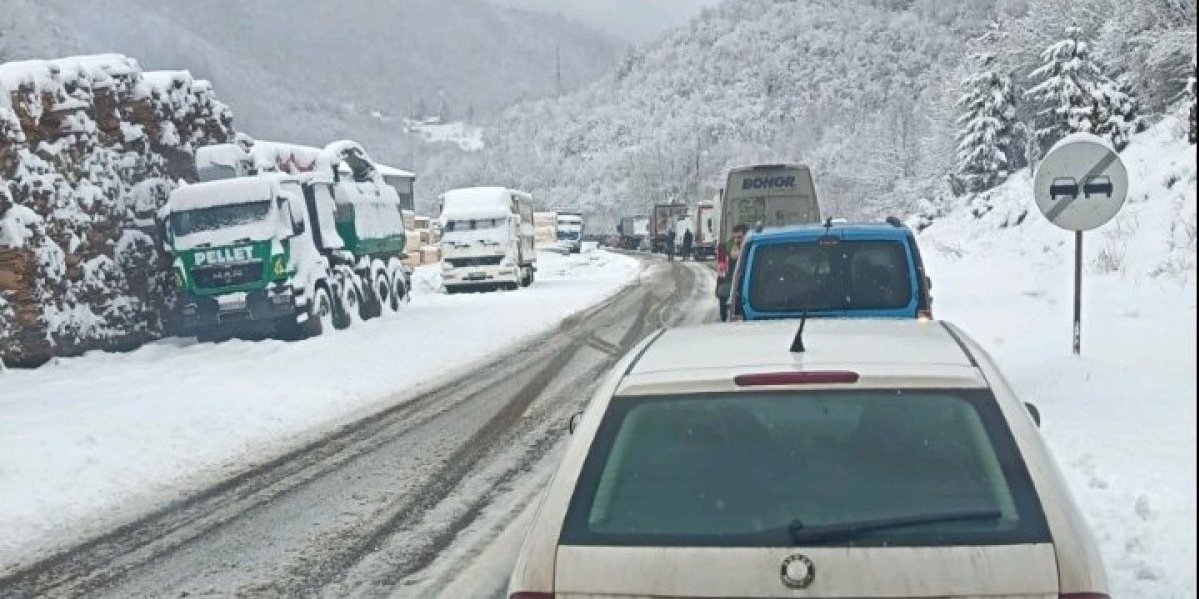 Vozači, pažnja! U ovom delu Srbije sneg pravi gužvu!