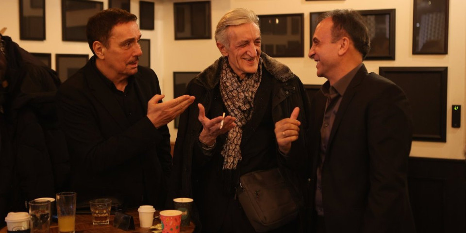 "Bilo me je sramota!" Pevač doživeo peh na nastupu, kolege mu priskočile u pomoć
