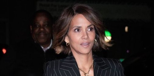 Hale Beri prošetala najjači trend 2025! Obukla sako koji svi imamo, a ispod pokazala seksi veš (FOTO)