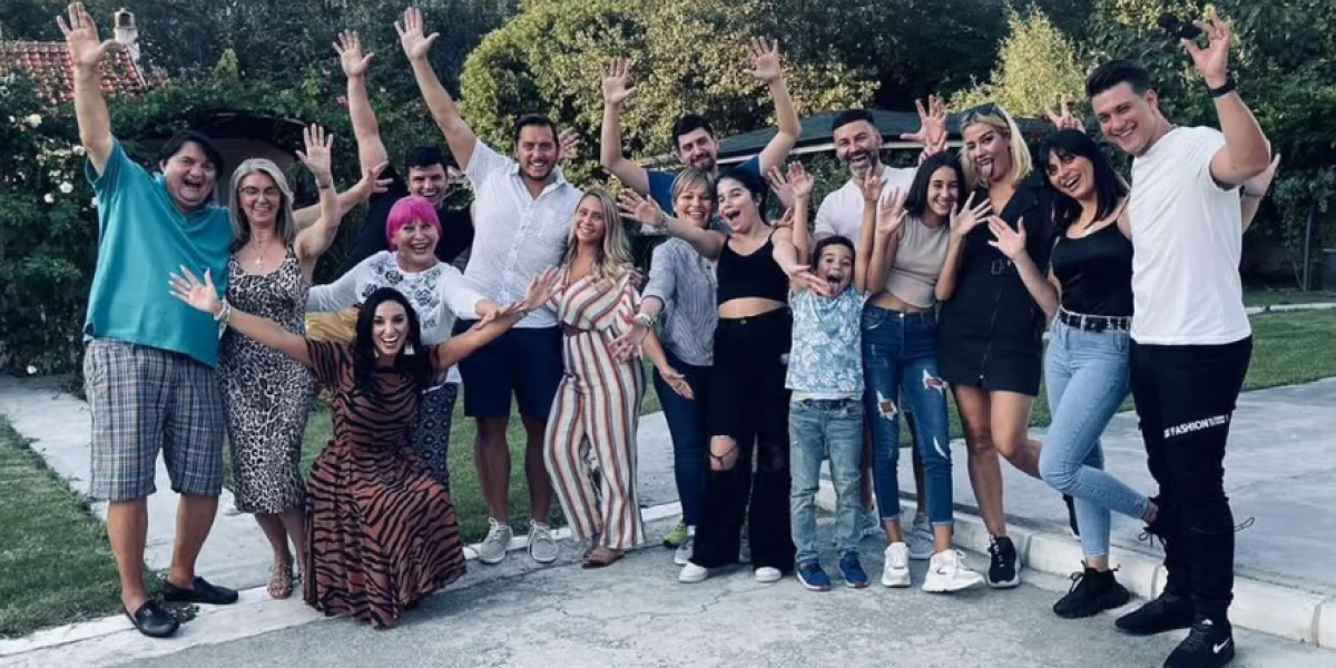 Zorica Brunclik sa sinom Đorđem, ćerkom Zlatom, Miljanom i kumovima