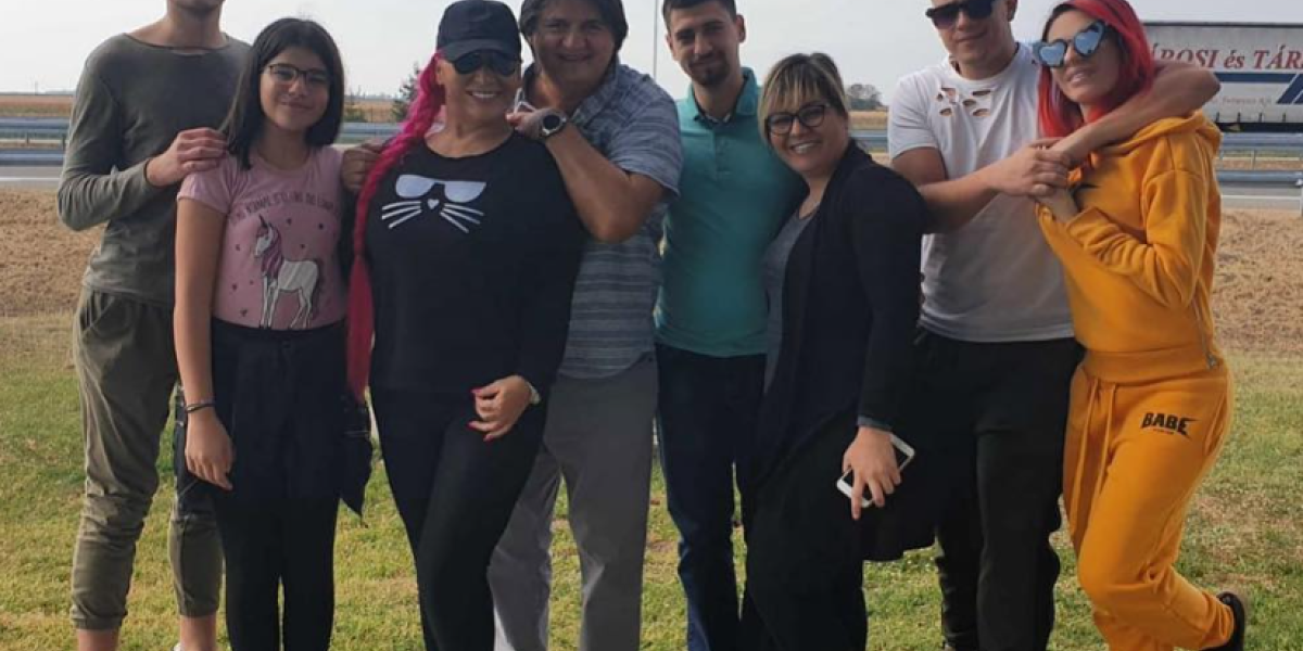 Zorica Brunclik sa ćerkama, zetovima i sinom. Bez najstarije ćerke Marije