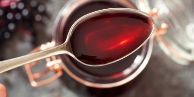 Sirup od lovora i meda umiruje grlo, smanjuje upalu i pomaže da spavate mirno bez hemije.